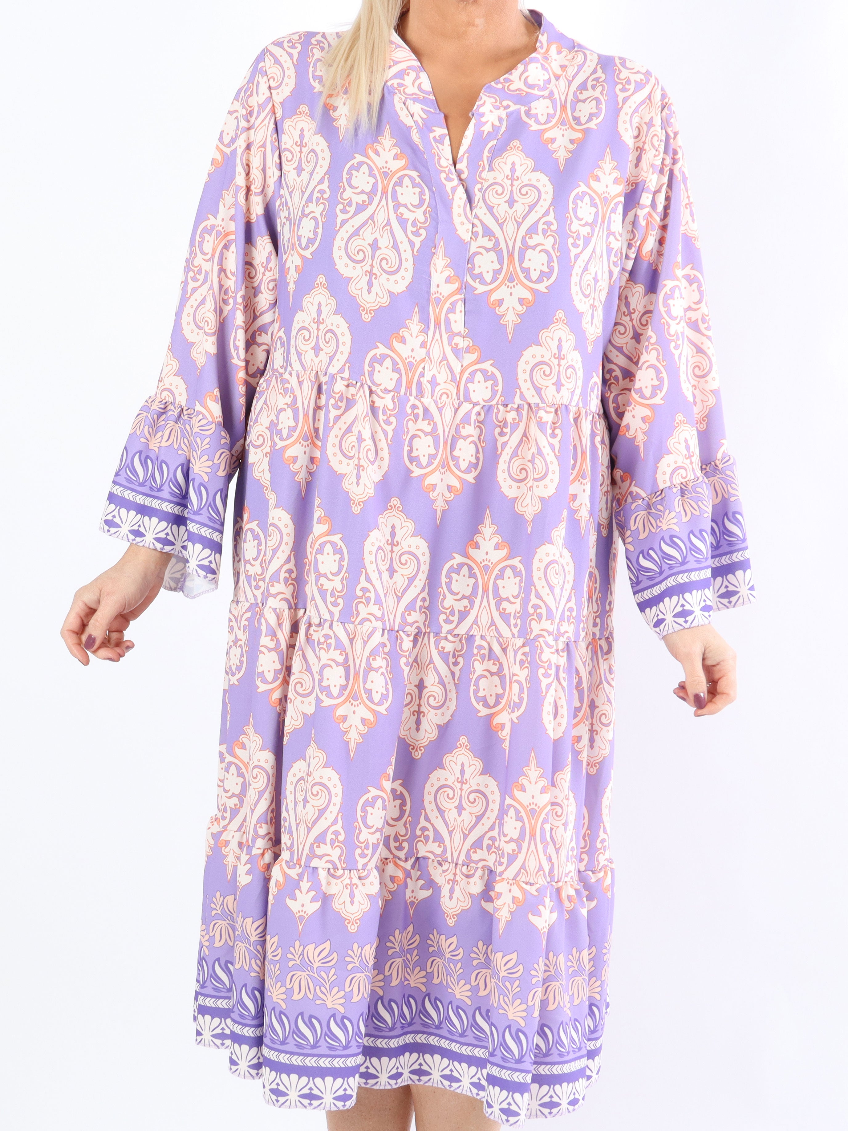 Vigdis - Sød mønstret plus size kjole i lag på lag look